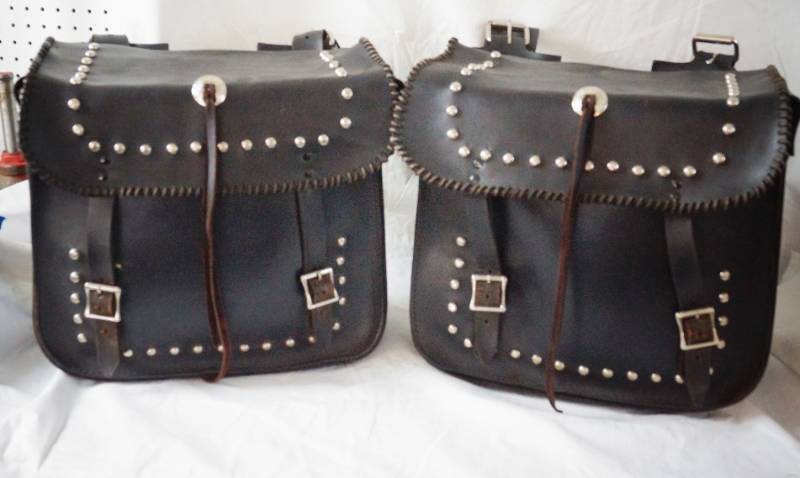 lot 1516 image: Pair Leather Motorcycle Saddle Bags - Straps need repaired on one bag but otherwise good condition see pics