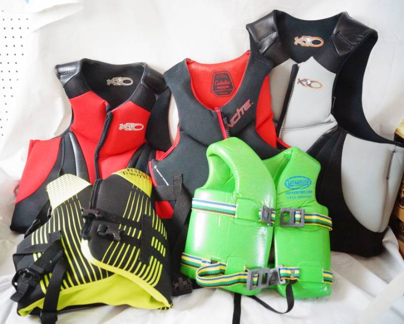 lot 1515 image: Lot of 5 NICE Life Jackets for boating - Various sizes and styles see pics - no smells