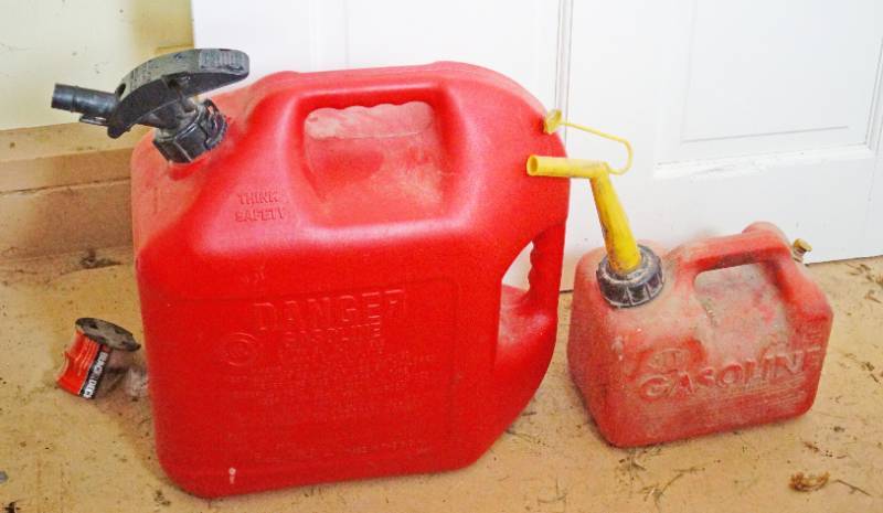 lot 1514 image: Lot of 2 Gas Cans