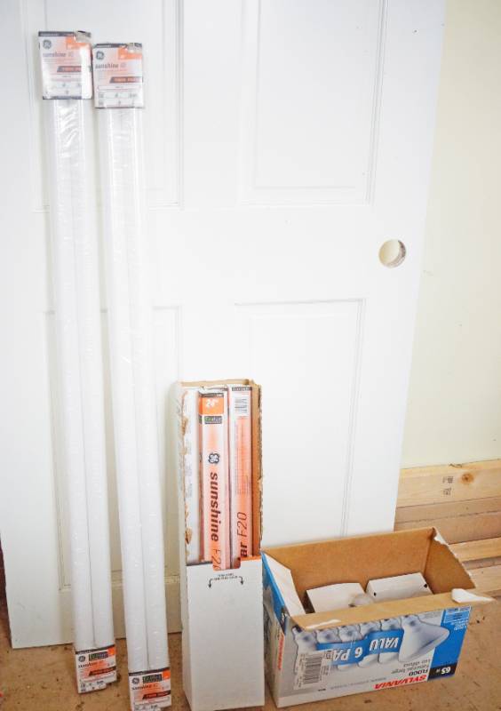 lot 1513 image: Lot of Light Bulbs - new in packages - see pics for styles