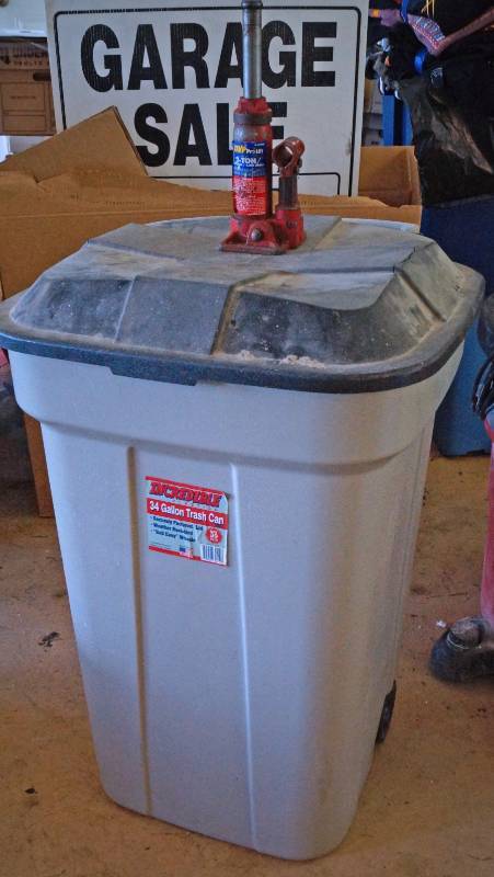 lot 1499 image: 34 Gallon Trash Can w Flip Top Lid & a  2-Ton Bottle Jack