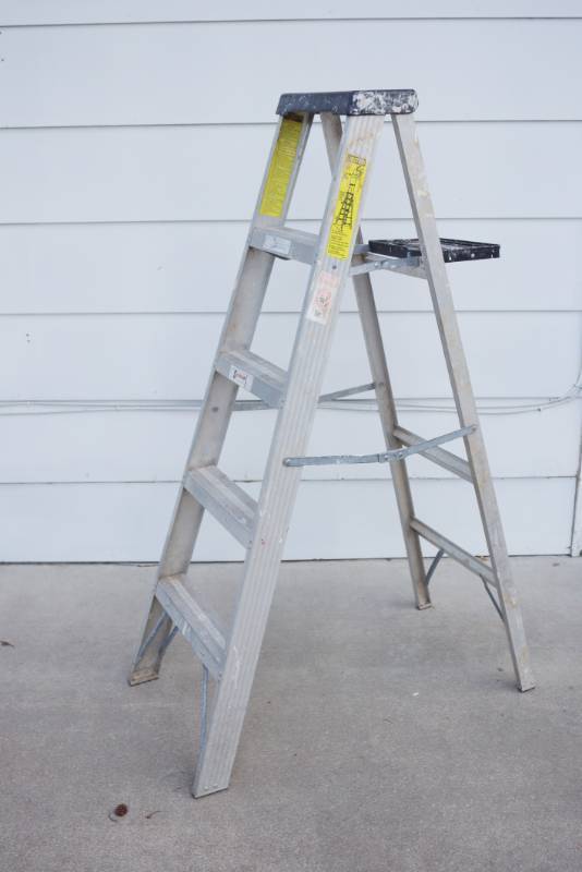 lot 1494 image: Step Ladder - 5 Foot - Handy