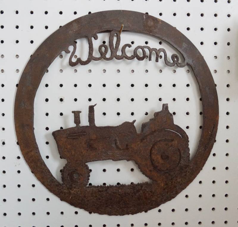 lot 1599 image: Welcome Tractor Farm Art from an old metal hub cap - NEAT - over a foot in diameter