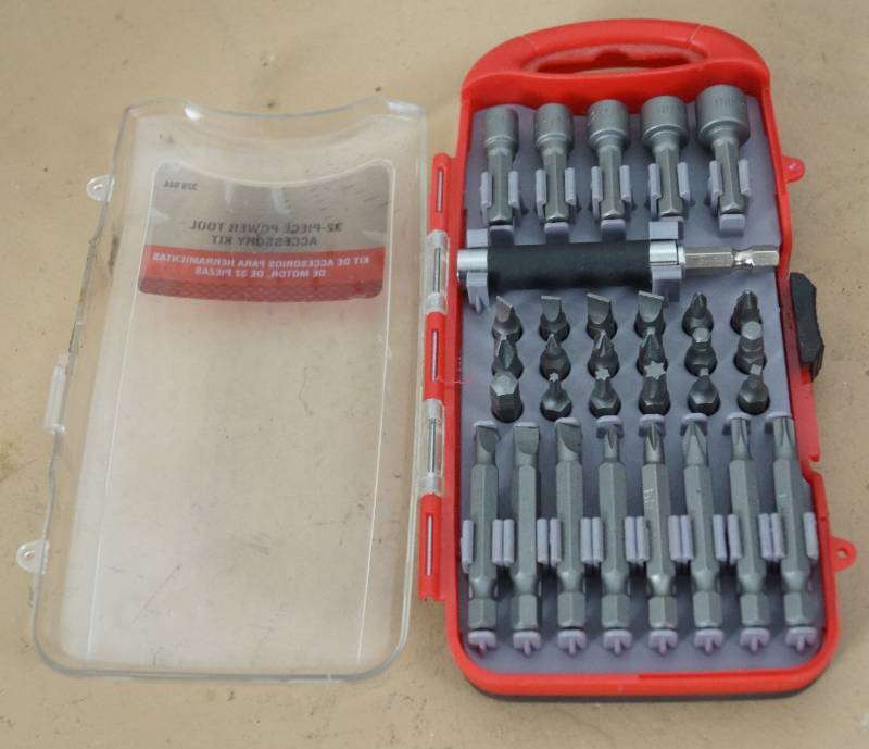 lot 1590 image: 32 Piece Power Tool Kit -  Sockets, Extension Bar Screwdriver Bits
