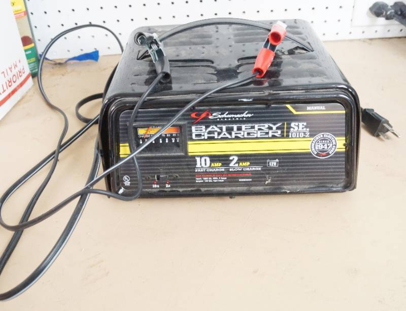 lot 1586 image: Battery Charger - Powers ON