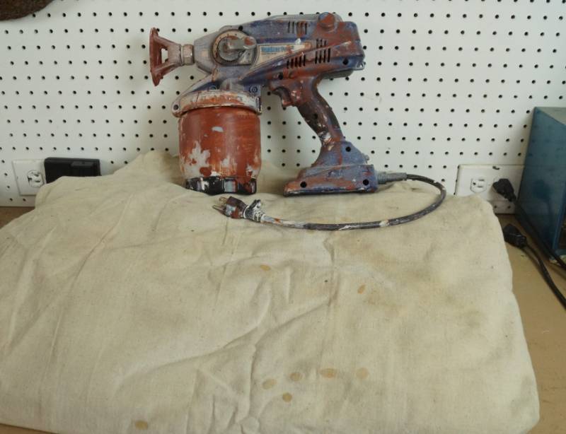 lot 1585 image: Paint Sprayer (works) and Drop Cloth - See Video