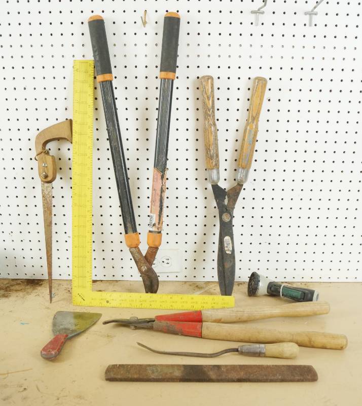 lot 1582 image: Lot of Clippers, Saw, Scraper, File and other Misc. Tools - Handy Lot