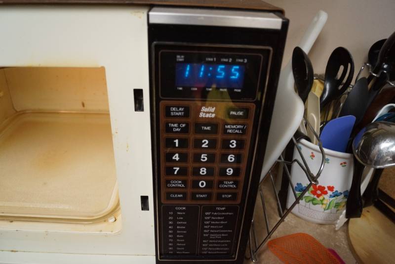 Lot # 22 - Small Kenmore Microwave - (Works) - Adam's Northwest Estate  Sales & Auctions