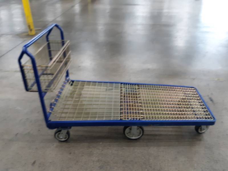 lot 10018 image: Metal Rolling Cart