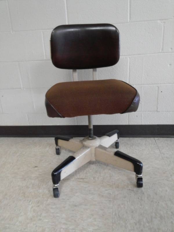 lot 10040 image: Vintage Metal Rolling Office Chair