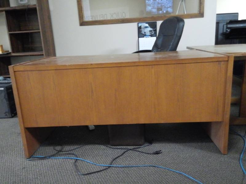lot 10043 image: Maple Color Wood 5 Drawer Desk