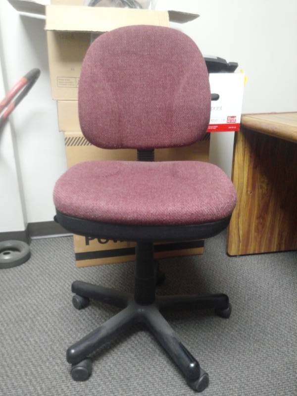 lot 10052 image: Mauve Upholstered Rolling Task Chair