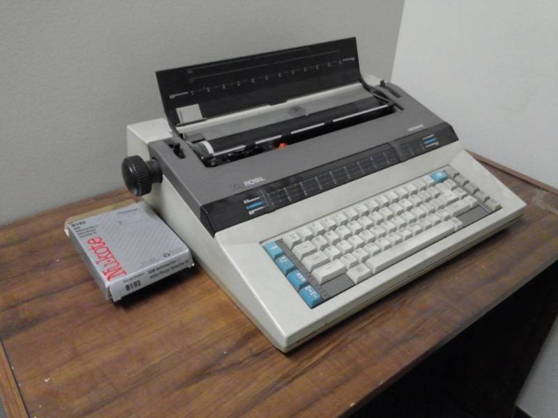lot 10069 image: Royal Beta Electric Typewriter w Rolling Composite Desk