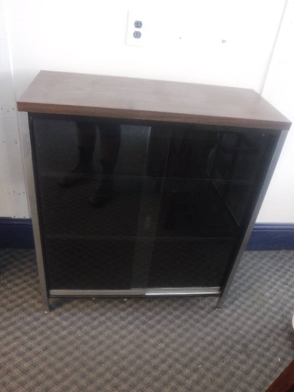 lot 6511 image: Nice Glass door cabinet