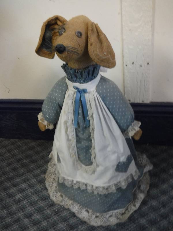 lot 6550 image: Burlap door stop animal