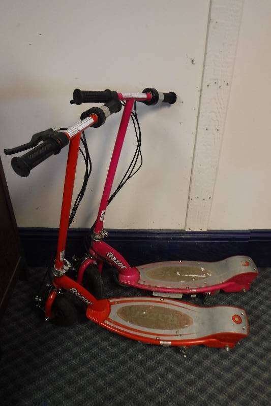 lot 6553 image: Pair of Razor electric scooters- no power cords