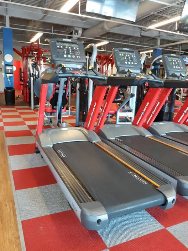 lot 1515 image: Matrix Ultimate Deck Treadmill