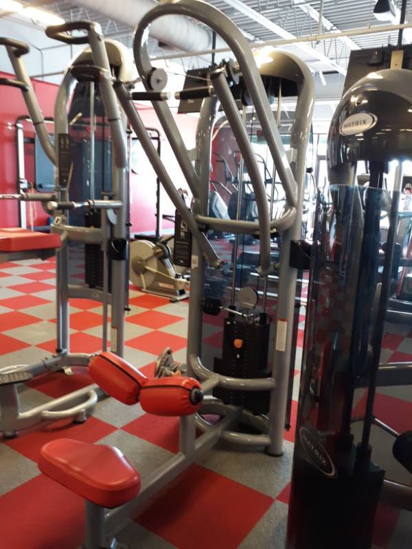 lot 1543 image: Matrix Diverging Lat Pulldown Machine Model G3-S33 8 Serial G3GM26E1512GA020