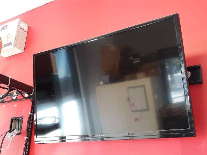 lot 1699 image: Insignia 32 Inch TV