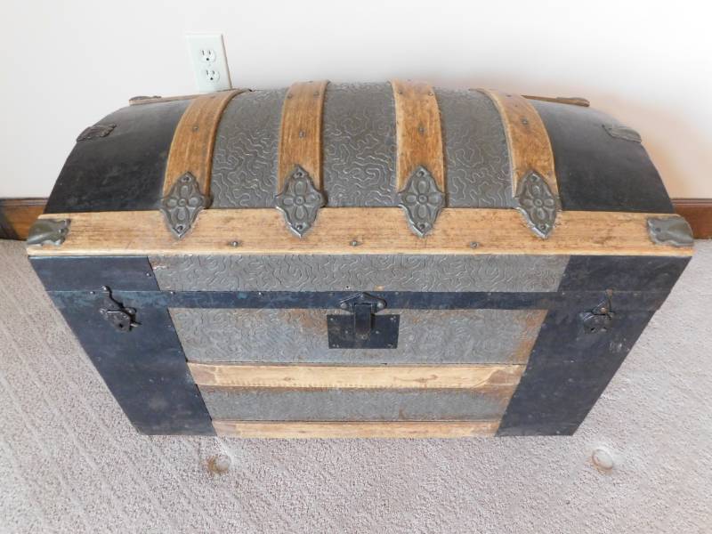 lot 3372 image: Wood Chest