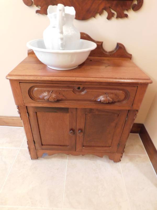 lot 3378 image: Wood Cabinet with 2 Doors and 1 Drawer