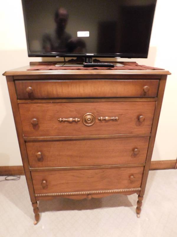 lot 3389 image: Wood Dresser with 4 Drawers