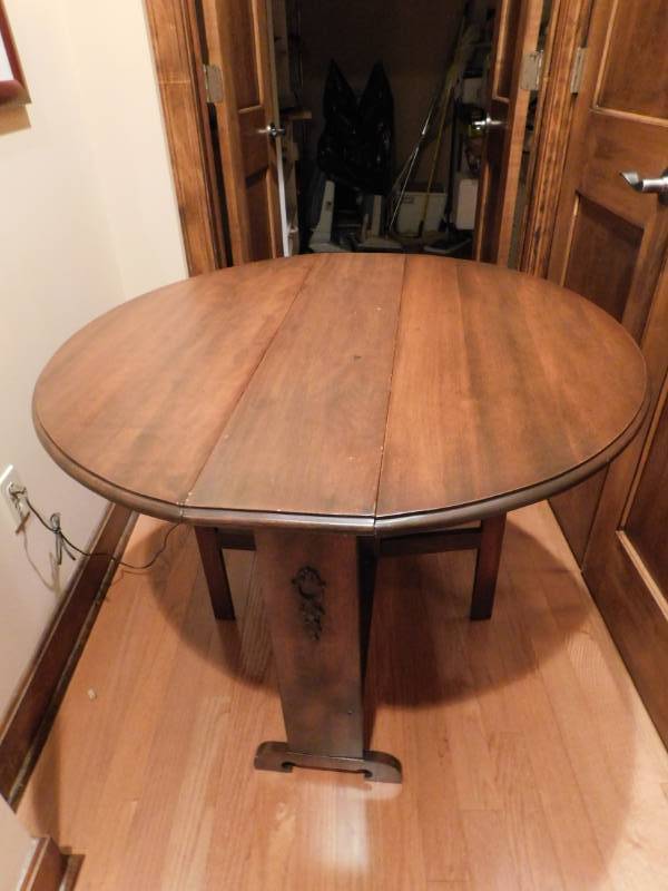 lot 3401 image: Round Wood Collapsible Table