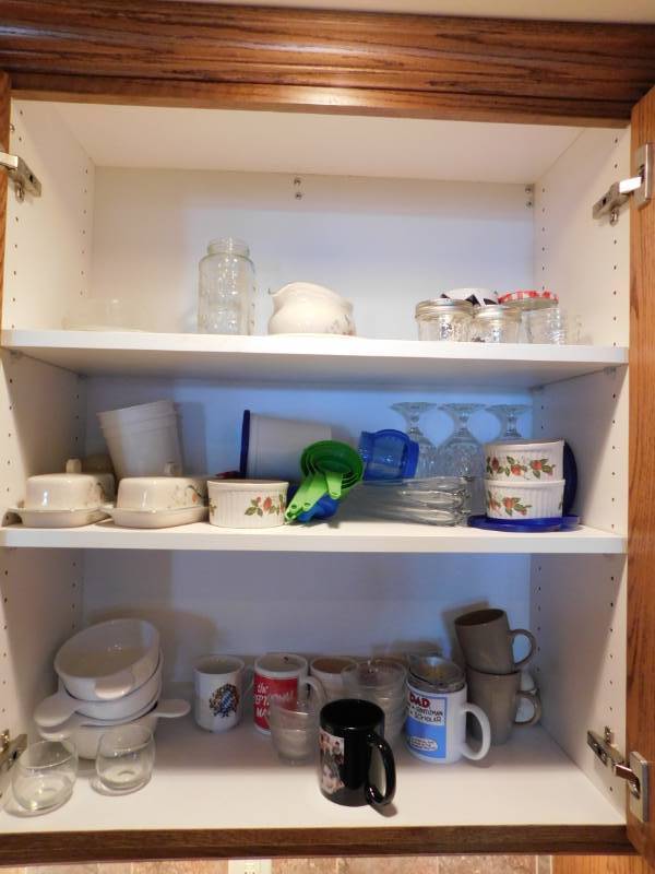 lot 3462 image: Contents of Cabinet