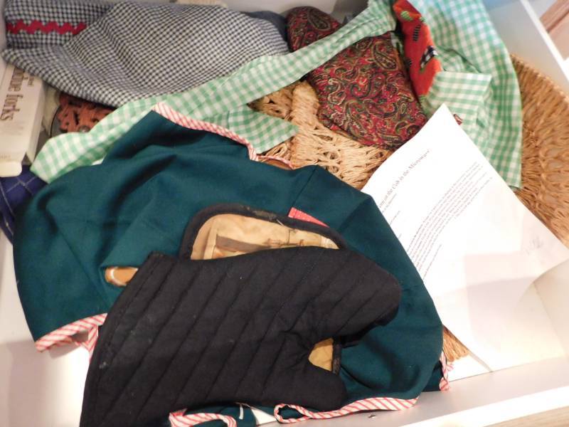 lot 3464 image: Pot Holders, Utensils and Utilities