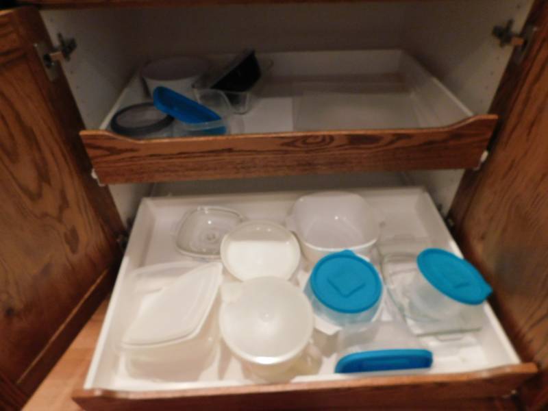 lot 3465 image: Cutting Boards, Plastic Containers and Pyrex Pans