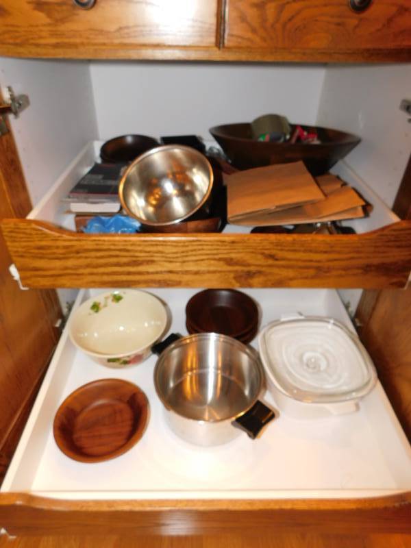 lot 3466 image: Wood Bowls, Metal Pans and Pyrex Pans