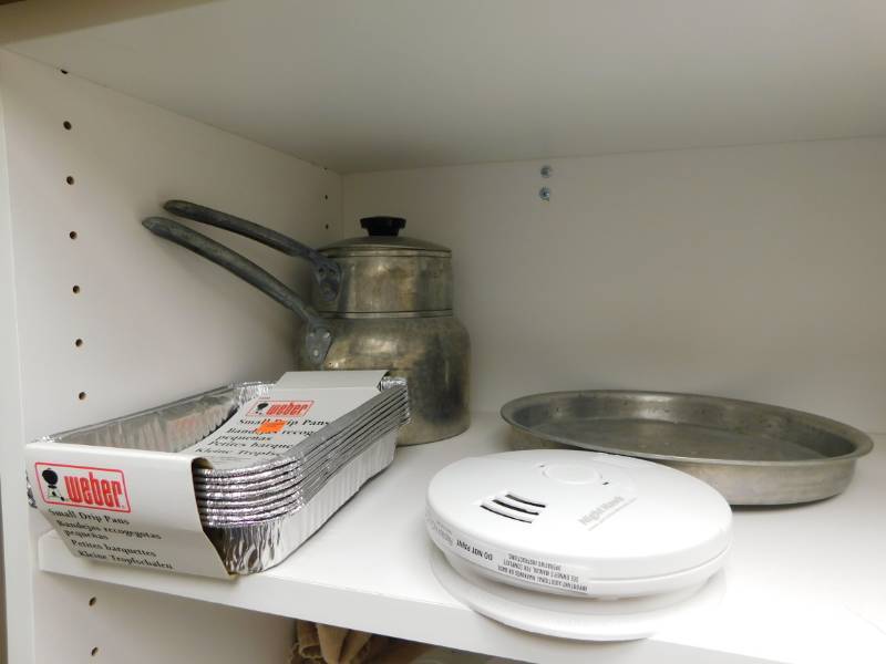 lot 3476 image: Electric Can Opener, Food Processor, Metal Pans, Glass Plates and Smoke Alarm