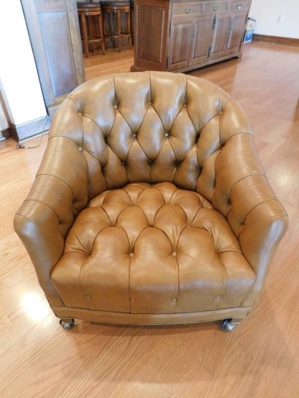 lot 3335 image: Leather Chair
