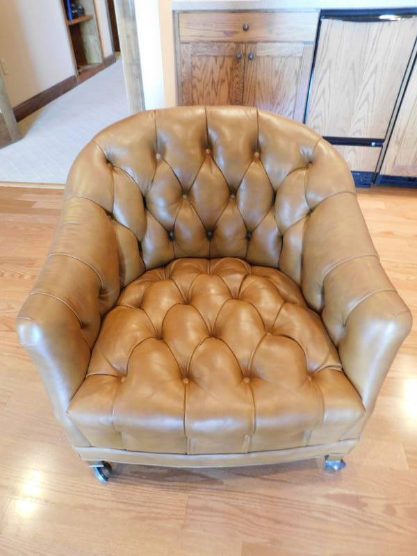 lot 3337 image: Leather Chair