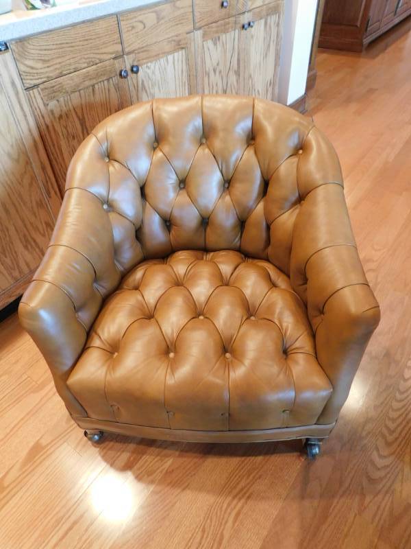 lot 3338 image: Leather Chair