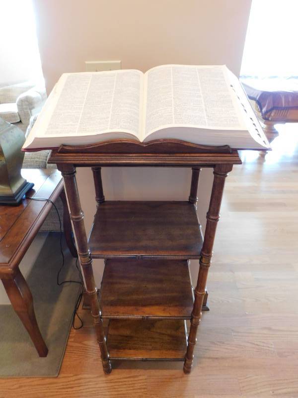lot 3342 image: Knob Creek Wood Podium and The Random House Dictionary of the English Language Second Edition Unabridged