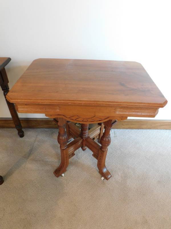 lot 3354 image: Wood Table