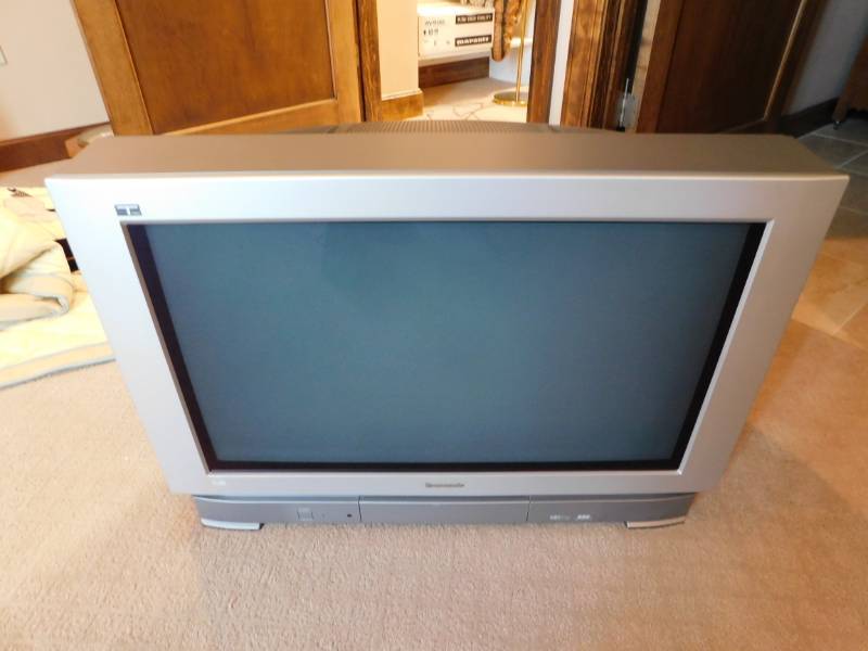 lot 3499 image: Panasonic Flatscreen Tube TV
