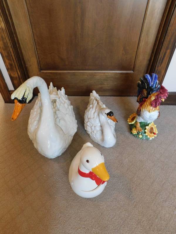 lot 3512 image: 2 Geese, 1 Duck and 1 Chicken Ceramic Decorations