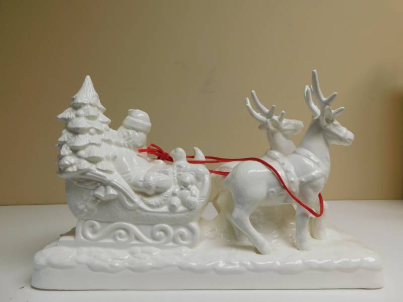 lot 3517 image: Santas Sleigh Wind-Up Music Decoration