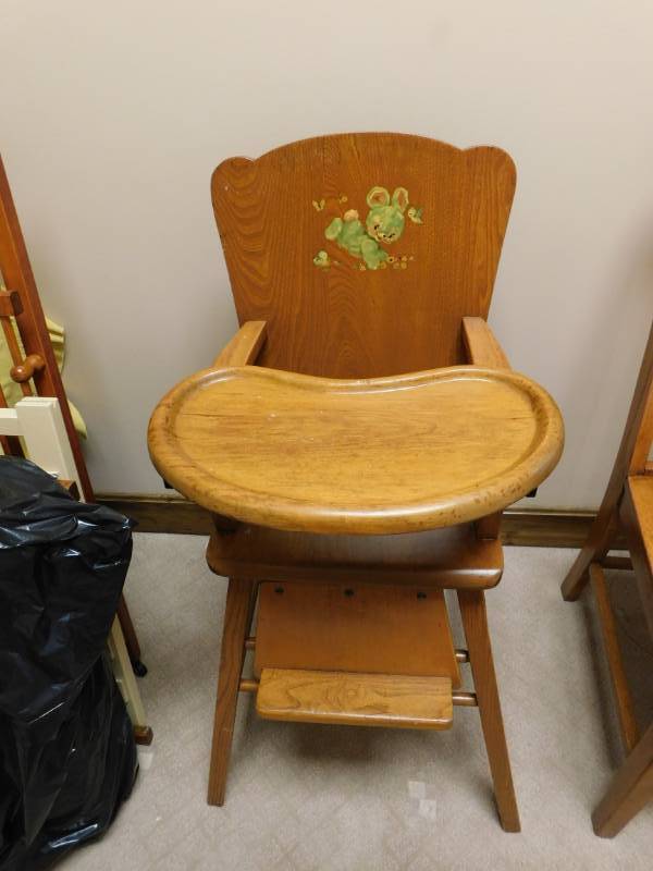 lot 3534 image: Wood High Chair