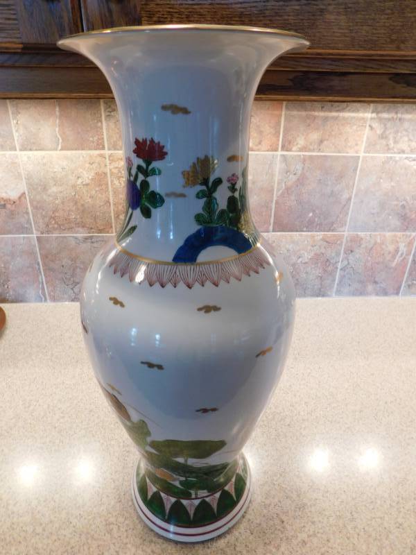 lot 3560 image: Large Japanese Porcelain Vase