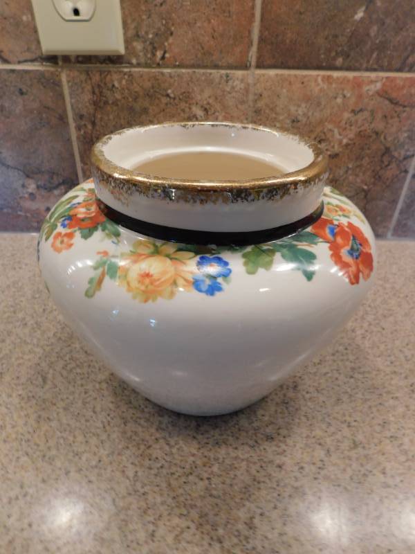 lot 3561 image: Harker Ceramic Porcelain Vase