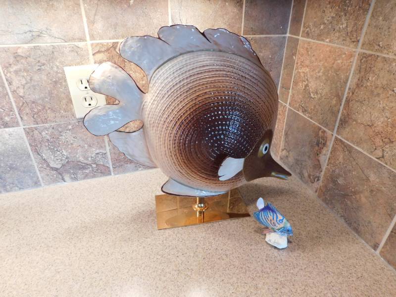 lot 3569 image: Ceramic Fish on a Brass Stand Art