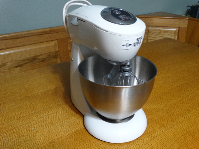 GE 350 watt stand mixer with 2 attachments and cover. works. Auction
