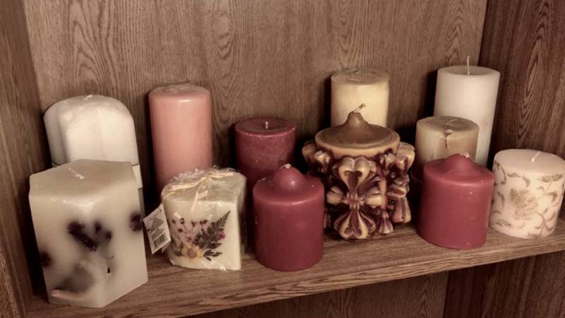 lot 2018 image: Large assortment of scented and decorative candles