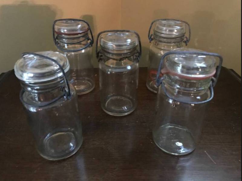 lot 2031 image: Set of vintage glass jars with flip top (bail closure)