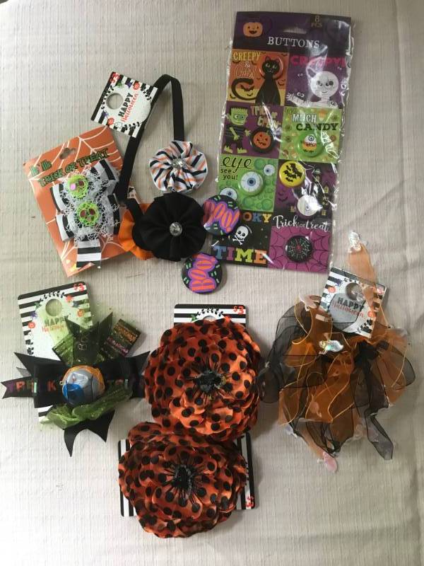 lot 2036 image: Halloween Fun Assorted pins and hair accessoriesbows