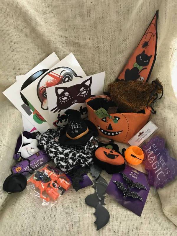 lot 2038 image: Halloween goodies, bags and paper masks