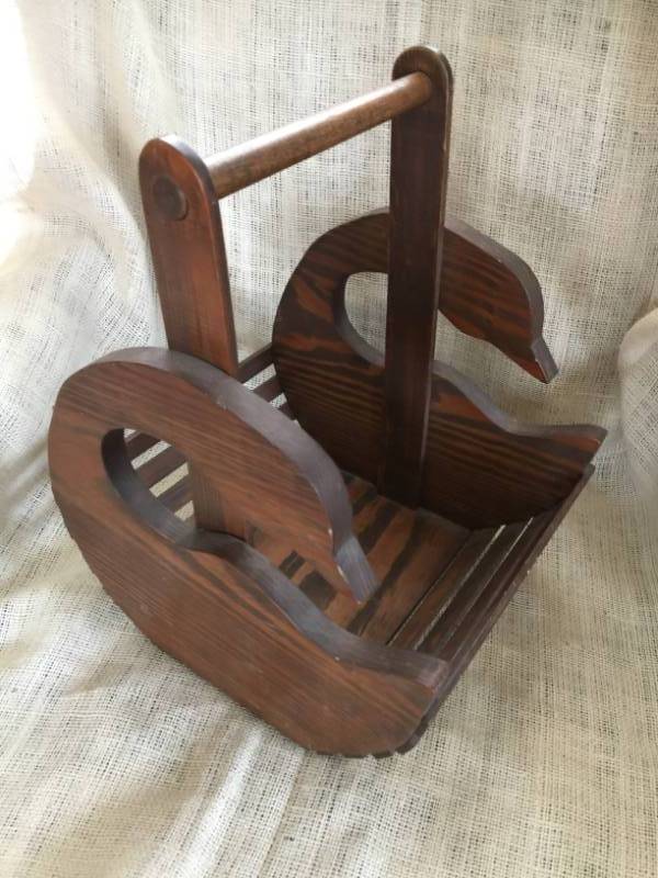 lot 2039 image: Wood Goose shaped boxbasket with handle